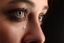 मनसोक्त रडा! Tear Teacher देतो रडण्याचे धडे; अश्रू काढण्यासाठी स्पेशल ट्रेनिंग