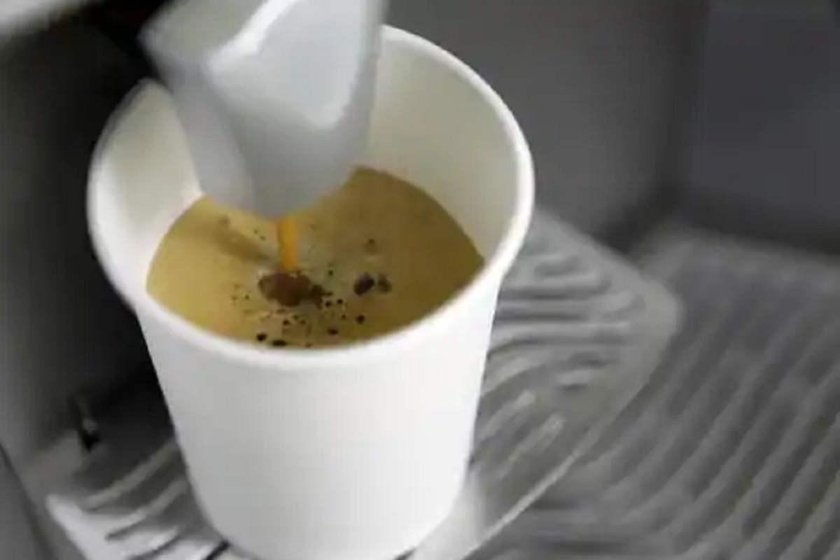 पेपर कपमध्ये चहा पिणं इकोफ्रेंडली असेलही, पण आरोग्यासाठी ठरू शकतं धोकादायक