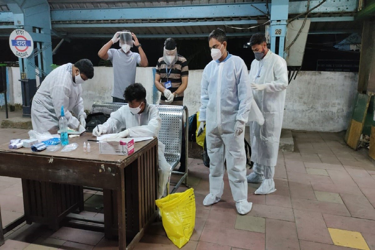 राज्यामध्ये कोरोनाचा धोका वाढू नये याकरता राज्य सरकारकडून परराज्यातून येणाऱ्या प्रवाशांबाबतचे काही नियम कठोर करण्यात आले आहेत. दिल्ली, गुजरात, राजस्थान आणि गोवा राज्यातून महाराष्ट्रात हवाई, रेल्वे आणि रस्ते मार्गाने येणाऱ्या प्रवाशांना कोविड आरटीपीसीआर चाचणीचा निगेटिव्ह अहवाल आपल्यासोबत बाळगण्याच्या सूचना सरकारकडून करण्यात आल्या आहेत. याबाबत राज्य सरकारने परिपत्रक काढले होते. तसंच मुंबई महापालिका आयुक्त इक्बालसिंह चहल यांनी देखील याबाबत माहिती दिली होती. (फोटो- दादर स्टेशन) राज्यामध्ये कोरोनाचा धोका वाढू नये याकरता राज्य सरकारकडून परराज्यातून येणाऱ्या प्रवाशांबाबतचे काही नियम कठोर करण्यात आले आहेत. दिल्ली, गुजरात, राजस्थान आणि गोवा राज्यातून महाराष्ट्रात हवाई, रेल्वे आणि रस्ते मार्गाने येणाऱ्या प्रवाशांना कोविड आरटीपीसीआर चाचणीचा निगेटिव्ह अहवाल आपल्यासोबत बाळगण्याच्या सूचना सरकारकडून करण्यात आल्या आहेत. याबाबत राज्य सरकारने परिपत्रक काढले होते. तसंच मुंबई महापालिका आयुक्त इक्बालसिंह चहल यांनी देखील याबाबत माहिती दिली होती. (फोटो- दादर स्टेशन)
