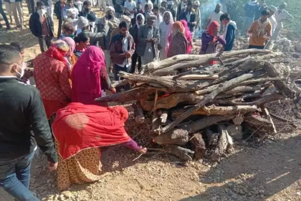 रडल्या नाही, खंबीरपणे उभ्या; बापाच्या पार्थिवाला सातही लेकींनी दिला खांदा