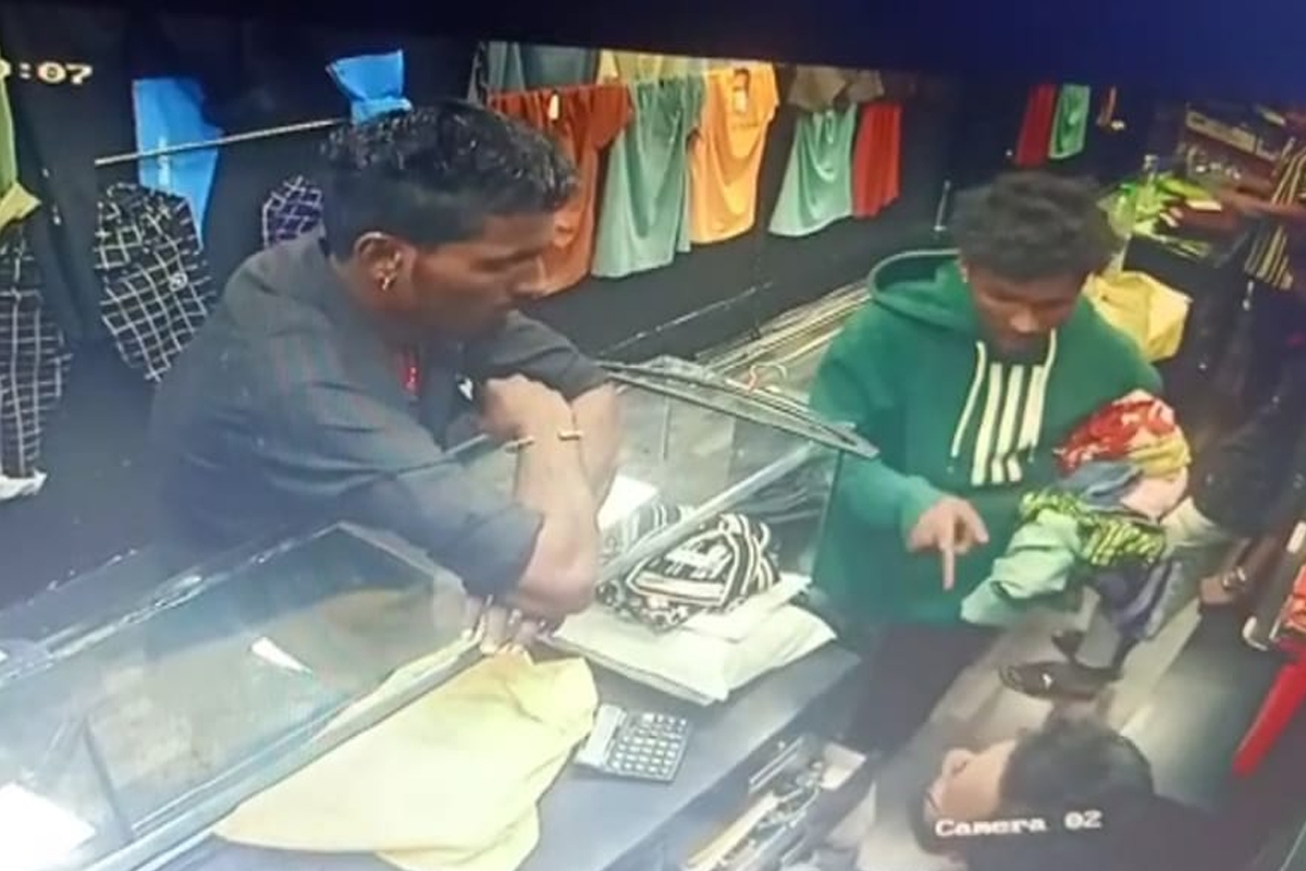 फुकट्या 'भाई'ची दिवाळी खरेदी, दुकानात घुसून लुटले 20 हजाराचे कपडे, पुण्यातील VIDEO