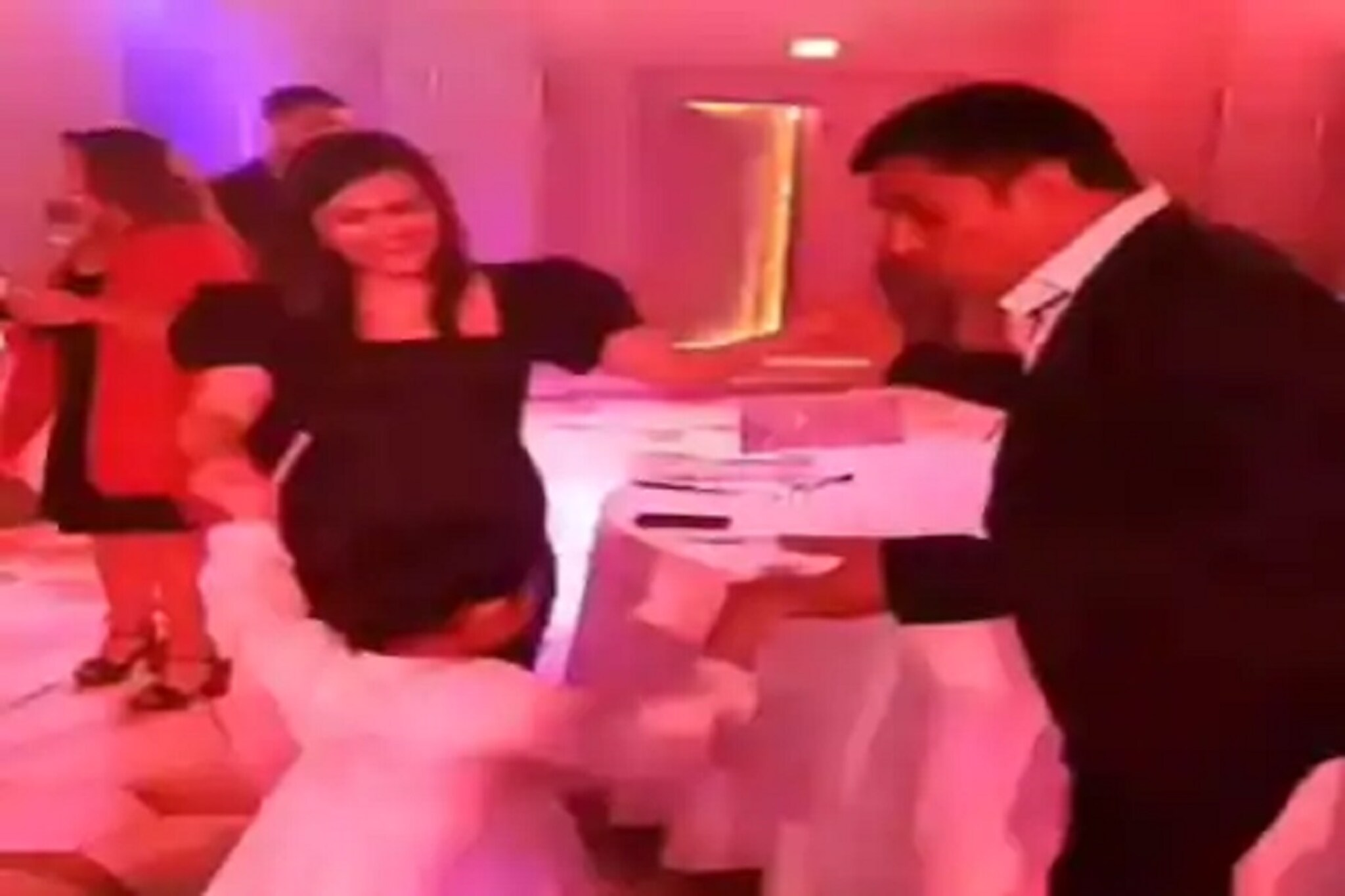 डान्स फ्लोअरवर थिरकला माही! धोनीचा असा 'कूल' VIDEO तुम्ही कधीच पाहिला नसेल