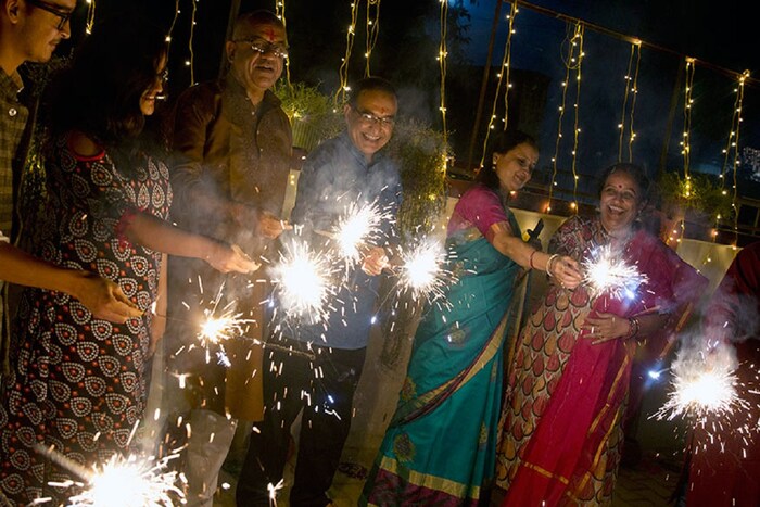 कोरोनाच्या काळात कशी दिवाळी साजरी करावी याबाबत राज्य सरकारनं नियमावली जाहीर केली आहे. सगळ्यांनी त्याचं पालन करावं असं आवाहनही सरकारने केलं आहे.