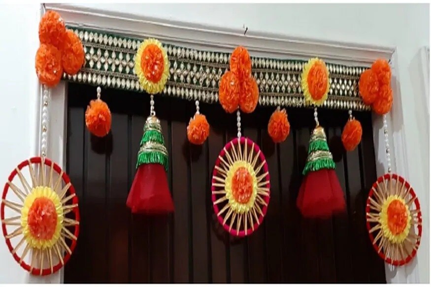 सर्वात आधी घराच्या मुख्य प्रवेशद्वारावर तोरण लावा. यासाठी तुम्ही ताज्या फुलांचं किंवा आर्टिफिशिअर तोरणही लावू शकता. सर्वात आधी घराच्या मुख्य प्रवेशद्वारावर तोरण लावा. यासाठी तुम्ही ताज्या फुलांचं किंवा आर्टिफिशिअर तोरणही लावू शकता.