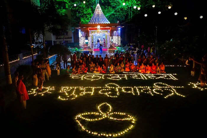 धार्मिक स्थळ अद्याप खुली केलेली नाही त्यामुळे सण घरगुती पद्धतीने सध्या स्वरूपात साजरा करावा. असेही सरकारच्या वतीनं सांगण्यात आले आहेत.