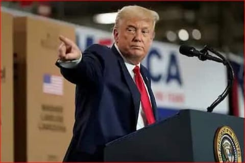डोनाल्ड ट्रम्प (Donald trump) यांनी गुरुवारी जाहीर केलं की, H1B व्हिसावरील (Visa) निर्बंध 31 मार्चपर्यंत वाढवण्यात येत आहेत. ज्या कारणासाठी हे निर्बंध (H1B Visa ban) लादले होते ती कारणं आणखी बदलली नाहीत, असंही ते म्हणाले.