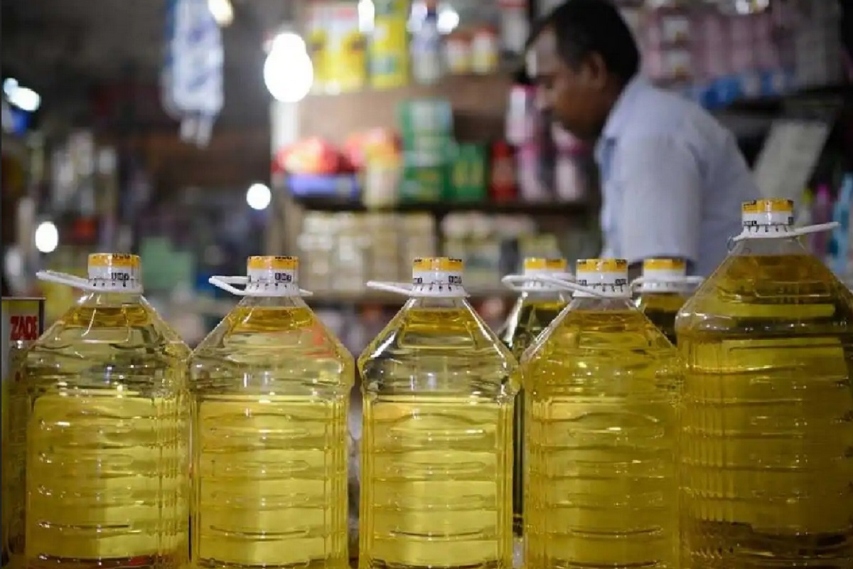 सामान्य माणसांचं बजेट बिघडलं! कांदा-बटाट्यानंतर आता खाद्यतेलाच्या किंमती वाढल्या