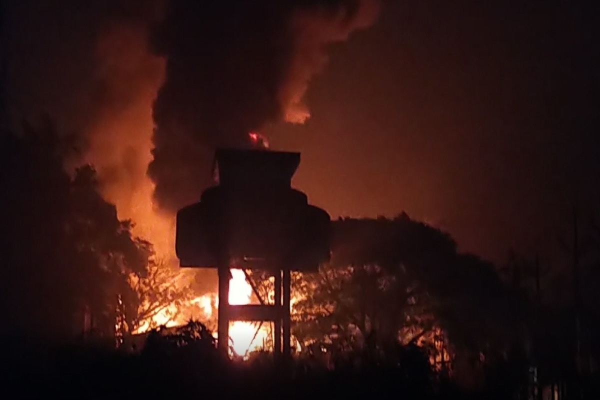 कामगार साखर झोपेत असताना रासायनिक लघु उद्योगात स्फोट, आगीची भीषणता दाखवणारा VIDEO