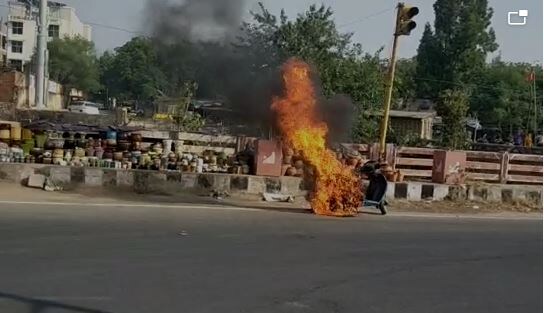 सूचना मिळताच पोलीस घटनास्थळी दाखल झाले व आगीवर नियंत्रण मिळवणे शक्य झाले. मिळालेल्या माहितीनुसार प्रत्यक्षदर्शिंनी सांगितलं की, सहकार मार्गावरुन एका स्कूटीवरुन दोन तरुणी जात होत्या. सूचना मिळताच पोलीस घटनास्थळी दाखल झाले व आगीवर नियंत्रण मिळवणे शक्य झाले. मिळालेल्या माहितीनुसार प्रत्यक्षदर्शिंनी सांगितलं की, सहकार मार्गावरुन एका स्कूटीवरुन दोन तरुणी जात होत्या.