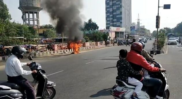 अचानक शॉर्ट सर्किट झाल्याने स्कूटीमधून धुर बाहेर येऊ लागला. असे काही प्रत्यक्षदर्शीचं म्हणणं आहे. दोन्ही तरुणी खाली उतरल्या, तर आगीच्या झळा येऊ लागल्या. दोन्ही तरुणी स्कूटीच्या लांब जाऊन उभ्या राहिल्या.. अचानक शॉर्ट सर्किट झाल्याने स्कूटीमधून धुर बाहेर येऊ लागला. असे काही प्रत्यक्षदर्शीचं म्हणणं आहे. दोन्ही तरुणी खाली उतरल्या, तर आगीच्या झळा येऊ लागल्या. दोन्ही तरुणी स्कूटीच्या लांब जाऊन उभ्या राहिल्या..