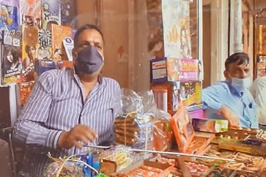 'फायदा मिळवून मुलीचं लग्न धुमधडाक्यात करायचं होतं पण...' दुकानदाराने फटाक्यांमध्ये गुंतवले लग्नाचे पैसे