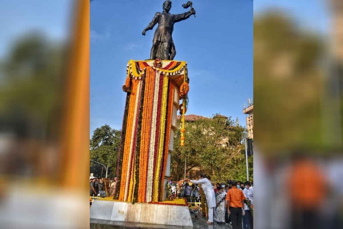 संयुक्त महाराष्ट्र चळवळीतील 107 हुतात्म्यांना मुख्यमंत्री उद्धव ठाकरे यांनी श्रद्धांजली वाहिली. संयुक्त महाराष्ट्र चळवळीतील 107 हुतात्म्यांना मुख्यमंत्री उद्धव ठाकरे यांनी श्रद्धांजली वाहिली.