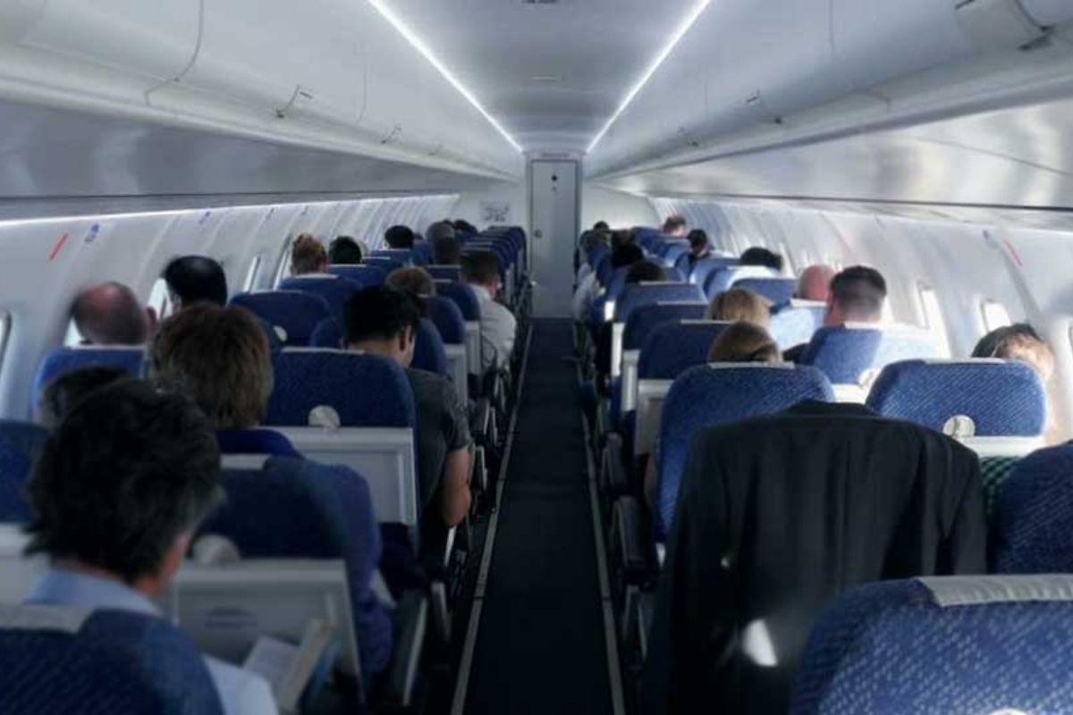 Flight मध्ये SEX ची ऑफर देत होती Air Hostess; अंतर्वस्त्राच्या विक्रीपासून अनेक गंभीर गोष्टी उघड