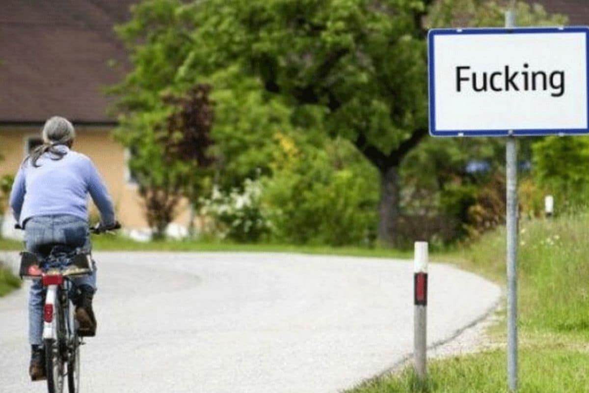 मध्य युरोपातील (Central Europe) ऑस्ट्रिया (Austria) येथील एका गावातील लोक येणाऱ्या नव्या वर्षात आपली ओळख बदलणार आहे. ऑस्ट्रियाचं हे गावा जर्मनीच्या सीमेजवळ आहे. कमी लोकसंख्या असली तरी आपल्या नावामुळे हे गाव खूप चर्चेत असतं. मध्य युरोपातील (Central Europe) ऑस्ट्रिया (Austria) येथील एका गावातील लोक येणाऱ्या नव्या वर्षात आपली ओळख बदलणार आहे. ऑस्ट्रियाचं हे गावा जर्मनीच्या सीमेजवळ आहे. कमी लोकसंख्या असली तरी आपल्या नावामुळे हे गाव खूप चर्चेत असतं.