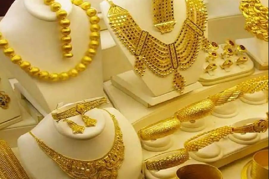 गेल्या काही दिवसांपासून सोन्याच्या किमती वाढत आहे. सोन्याच्या किमती प्रति ग्रॅम पन्नास हजार रुपयांच्या पुढे गेल्या होत्या. आताही सोन्याच्या किमतीतील दरवाढ कायम आहे. मात्र हे दर पन्नास हजार रुपयांपेक्षा कमीच आहेत.