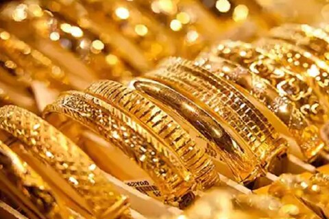Gold Price today: गुरुवारी सकाळी मल्टी कमोडिटी एक्सचेंज (Multi commodity exchnage)वर सोन्याची एप्रिलची वायदे किंमत 203 रुपयांनी वधारली आहे. यानंतर सोन्याचे भाव 46,443 रुपये प्रति तोळावर ट्रेड करत आहेत. 