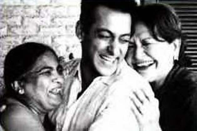 सलीम खान नेहमीच त्यांच्या दोन्ही पत्नी आणि मुलांसोबत खूश असलेले दिसतात. अनेकदा सलमान खान सुद्धा सावत्र आई हेलनसोबत दिसतो. पण मीडिया रिपोर्टनुसार सलमानचे वडील सलीम खान यांनी हेलन यांच्याशी लग्न केलं त्यावेळी त्यांच्या या लग्नाला सलमानच्या आईचा विरोध होता. तसंच त्यांची 4 मुलं सलमान, सोहेल, अरबाज आणि अलवीरा हेसुद्धा सलमा यांच्याच बाजूने होते. सलीम खान नेहमीच त्यांच्या दोन्ही पत्नी आणि मुलांसोबत खूश असलेले दिसतात. अनेकदा सलमान खान सुद्धा सावत्र आई हेलनसोबत दिसतो. पण मीडिया रिपोर्टनुसार सलमानचे वडील सलीम खान यांनी हेलन यांच्याशी लग्न केलं त्यावेळी त्यांच्या या लग्नाला सलमानच्या आईचा विरोध होता. तसंच त्यांची 4 मुलं सलमान, सोहेल, अरबाज आणि अलवीरा हेसुद्धा सलमा यांच्याच बाजूने होते.