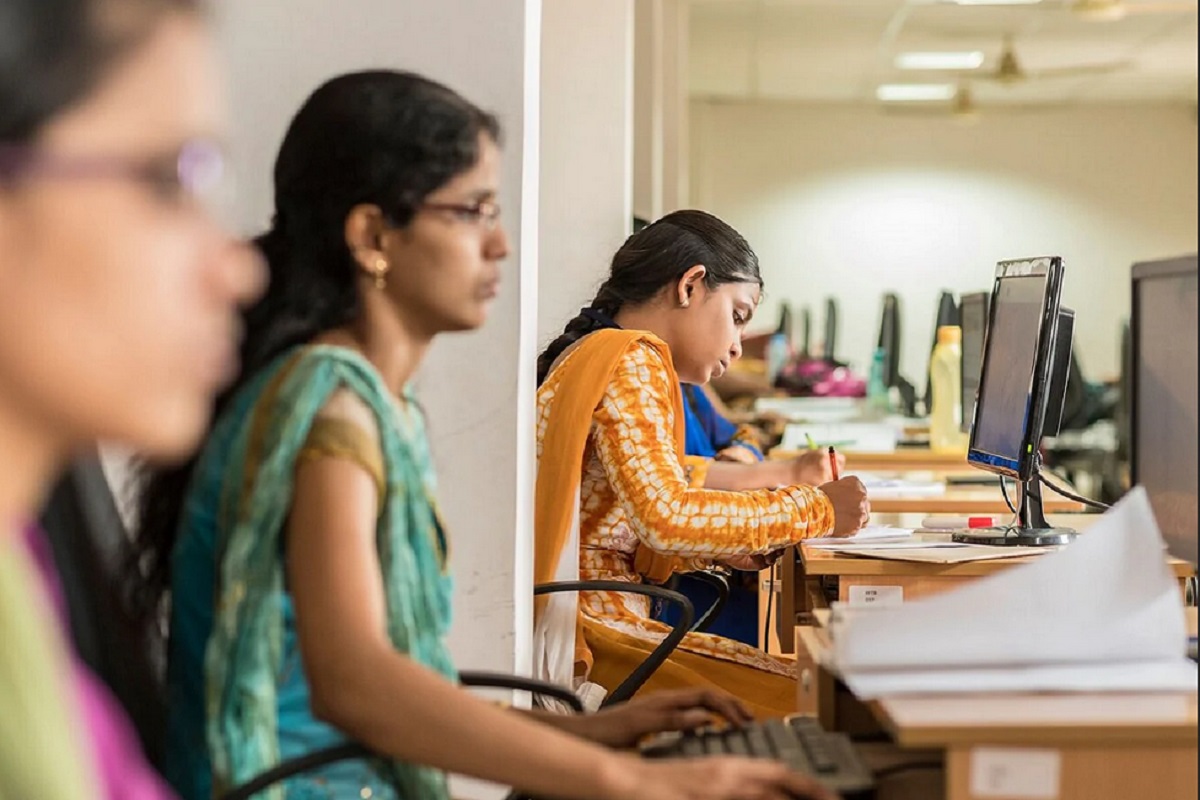 PLI Scheme: मार्चपर्यंत 50 हजार लोकांना मिळू शकते नोकरी! वाचा काय आहे योजना