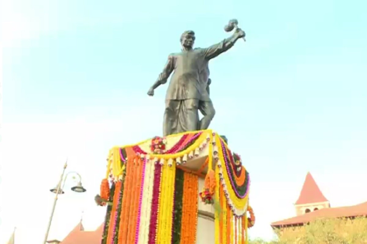 मुंबईसह संयुक्त महाराष्ट्र राज्याच्या निर्मितीसाठी मराठी जनतेने सर्वस्व पणाला लावून लढा दिला. या लढ्यात 107 हुतात्म्यांनी आपले प्राणार्पण केले. मुंबईसह संयुक्त महाराष्ट्र राज्याच्या निर्मितीसाठी मराठी जनतेने सर्वस्व पणाला लावून लढा दिला. या लढ्यात 107 हुतात्म्यांनी आपले प्राणार्पण केले.