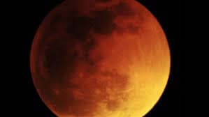 30 नोव्हेंबर 2020 - महिन्याच्या शेवटच्या दिवशी पौर्णिमेची रात्र आहे. या दिवशी भारतातील अनेक भाषात पेनुमब्रल चंद्रग्रहण असेल. यामध्ये युरी, बिहार, झारखंड, बंगाल आणि पूर्वोत्तरातील अनेक राज्यांचा समावेश आहे. सायंकाळी 4.32 पासून 5.23 दरम्यान पाहू शकता. पेनुमब्रल चंद्रग्रहणाला उपच्छाया चंद्र ग्रहणही म्हटले जाते. या स्थितीत चंद्रावर पृथ्वीची छाया पडत नाही तर त्याची उपच्छाया पडते. यामध्ये चंद्रावर एक अंधूक छाया दिसते. 30 नोव्हेंबर 2020 - महिन्याच्या शेवटच्या दिवशी पौर्णिमेची रात्र आहे. या दिवशी भारतातील अनेक भाषात पेनुमब्रल चंद्रग्रहण असेल. यामध्ये युरी, बिहार, झारखंड, बंगाल आणि पूर्वोत्तरातील अनेक राज्यांचा समावेश आहे. सायंकाळी 4.32 पासून 5.23 दरम्यान पाहू शकता. पेनुमब्रल चंद्रग्रहणाला उपच्छाया चंद्र ग्रहणही म्हटले जाते. या स्थितीत चंद्रावर पृथ्वीची छाया पडत नाही तर त्याची उपच्छाया पडते. यामध्ये चंद्रावर एक अंधूक छाया दिसते.