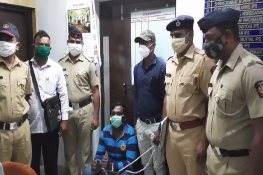 बडतर्फ केल्यानंतर जेलमधूनच झाला होता फरार, अखेर घरातून बाहेर पडताना पोलिसांनी केली अटक