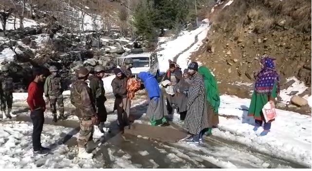 अशावेळी भारतीय जवान महिलेला स्ट्रेचरवरुन तिच्या घरापर्यंत घेऊन गेले. 28RR च्या जवानांनी आई व नवजात बाळाला सुखरुप घरापर्यंत पोहोचवलं. अशावेळी भारतीय जवान महिलेला स्ट्रेचरवरुन तिच्या घरापर्यंत घेऊन गेले. 28RR च्या जवानांनी आई व नवजात बाळाला सुखरुप घरापर्यंत पोहोचवलं.
