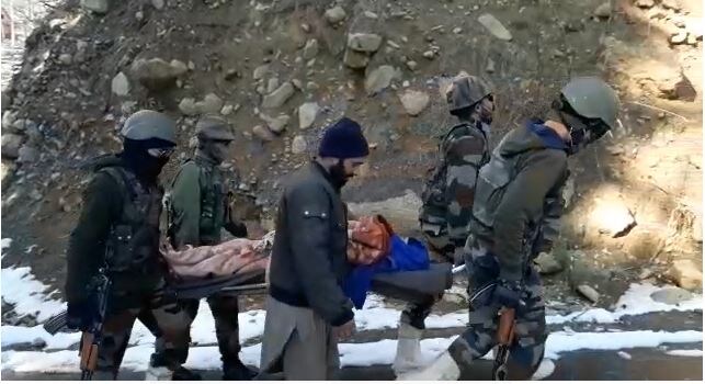 जम्मू-काश्मीरमध्ये स्नो फॉल झाल्याकारणाने रस्त्यांवर बर्फ जमा झाला आहे. अशावेळी रुग्णालयातू महिलेच्या घरापर्यंत कोणतीही गाडी जाणं अवघड आहे. शिवाय प्रसुतीनंतर महिला अशक्त असल्याने ती हा प्रवास चालत करू शकत नव्हती. जम्मू-काश्मीरमध्ये स्नो फॉल झाल्याकारणाने रस्त्यांवर बर्फ जमा झाला आहे. अशावेळी रुग्णालयातू महिलेच्या घरापर्यंत कोणतीही गाडी जाणं अवघड आहे. शिवाय प्रसुतीनंतर महिला अशक्त असल्याने ती हा प्रवास चालत करू शकत नव्हती.