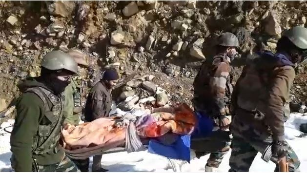 जम्मू काश्मीरमधील सोगम भागातील एका रुग्णालयात गर्भवती महिलेने एका गोंडस बाळाला जन्म दिला. घरातल्यांना याचा खूप आनंद झाला होता. दरम्यान गर्भवती महिलेला घरी पोहोचवायला जवानांनी खूप मदत केली. जम्मू काश्मीरमधील सोगम भागातील एका रुग्णालयात गर्भवती महिलेने एका गोंडस बाळाला जन्म दिला. घरातल्यांना याचा खूप आनंद झाला होता. दरम्यान गर्भवती महिलेला घरी पोहोचवायला जवानांनी खूप मदत केली.