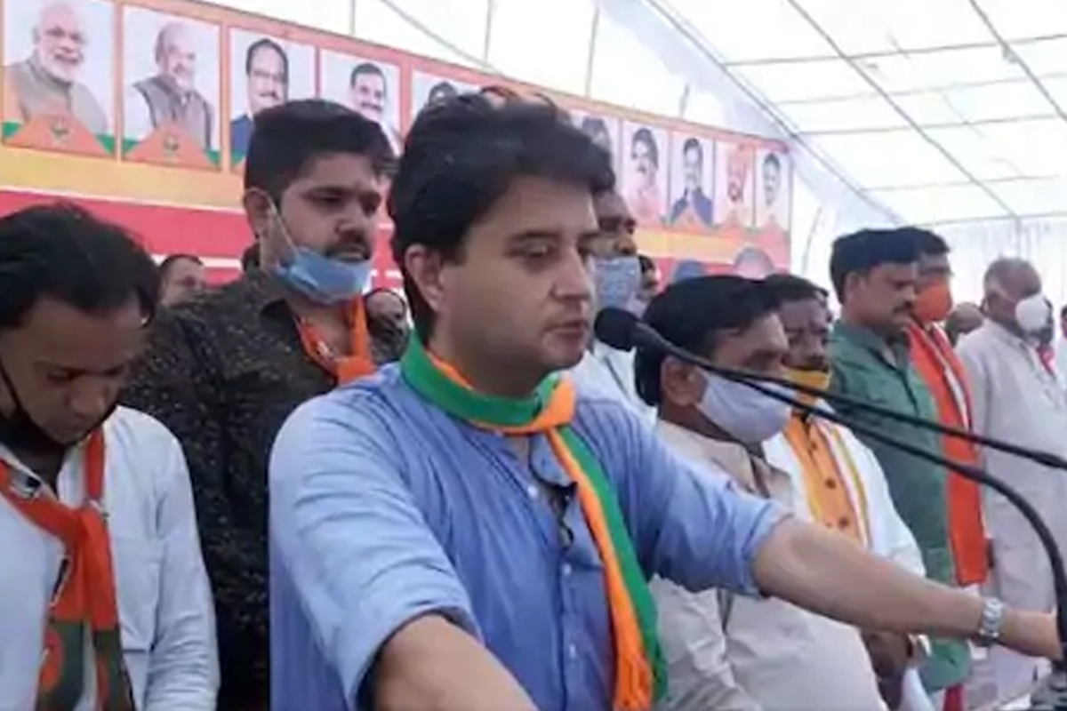 ...आणि भरसभेत भाजप नेते ज्योतिरादित्य म्हणाले, 'पंजासमोरील बटन...', Video व्हायरल