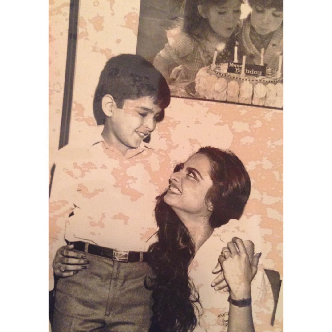 हा फोटो 36 वर्षे जुना आहे. 1984 साली रिलीज झालेली फिल्म झूठा सचच्या सेटवरील हा फोटो आहे. ज्यामध्ये रेखा आणि धर्मेंद्र यांच्यासह एक बिन्नी नावाचा एक बालकलाकार होता तो हाच. हा फोटो 36 वर्षे जुना आहे. 1984 साली रिलीज झालेली फिल्म झूठा सचच्या सेटवरील हा फोटो आहे. ज्यामध्ये रेखा आणि धर्मेंद्र यांच्यासह एक बिन्नी नावाचा एक बालकलाकार होता तो हाच.