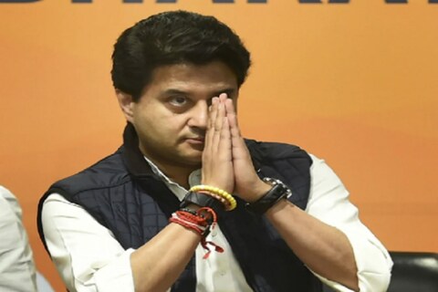 मध्य प्रदेशमध्ये भाजपचा मुख्यमंत्री करण्यामध्ये महत्त्वाची भूमिका पार पाडणाऱ्या ज्योतिरादित्य शिंदे यांची प्रतिष्ठा पणाला लागली आहे.
