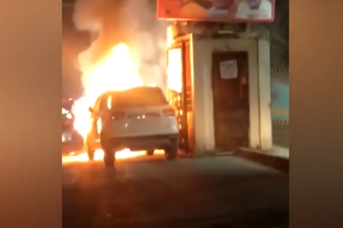 गाडीतून उडी मारली अन् वाचला जीव समोर आला बर्निंग कारचा थरारक VIDEO