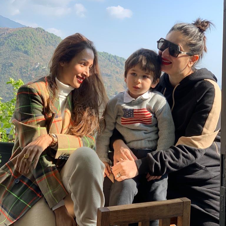 ही खास व्यक्ती आहे ती म्हणजे छोटा नवाब तैमूर अली खान. मलायकाने करीना आणि तैमूरसोबत एक फोटो शेअर केला आहे. करीनानं ब्लॅक ट्रॅक सूट आणि सन शेड्स घातलेला आहे. तर तैमूर राखाडी स्वेटरमध्ये खूपच छान दिसत आहे. मलायकाने घातलेल्या त्या कोटमध्ये ती खूपच सुंदर दिसत आहे. आई करीनाच्या मांडीवर बसलेल्या तैमूरकडे पाहून ती स्मितहास्य करताना दिसत आहे. ही खास व्यक्ती आहे ती म्हणजे छोटा नवाब तैमूर अली खान. मलायकाने करीना आणि तैमूरसोबत एक फोटो शेअर केला आहे. करीनानं ब्लॅक ट्रॅक सूट आणि सन शेड्स घातलेला आहे. तर तैमूर राखाडी स्वेटरमध्ये खूपच छान दिसत आहे. मलायकाने घातलेल्या त्या कोटमध्ये ती खूपच सुंदर दिसत आहे. आई करीनाच्या मांडीवर बसलेल्या तैमूरकडे पाहून ती स्मितहास्य करताना दिसत आहे.