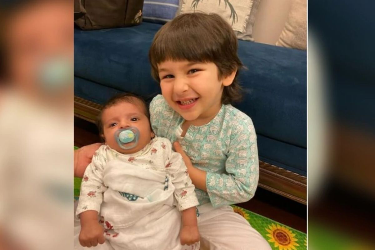 तैमूर या फोटोमध्ये एका लहानशा बाळासोबत दिसत आहे. तैमूर बाळाला शेजारी घेऊन बसला आहे आणि तो खूप आनंदात दिसत आहे. तर एका दुसऱ्या फोटोमध्ये करिनानेदेखील या बाळासोबत फोटो क्लिक केले आहेत. यामध्ये करिनाचे बेबी बंप दिसत आहे. करिनादेखील या फोटोमध्ये खूप आनंदात दिसत आहे. या फोटोमध्ये तिने ब्लू रंगाचा लूज ड्रेस घातला आहे. तैमूर या फोटोमध्ये एका लहानशा बाळासोबत दिसत आहे. तैमूर बाळाला शेजारी घेऊन बसला आहे आणि तो खूप आनंदात दिसत आहे. तर एका दुसऱ्या फोटोमध्ये करिनानेदेखील या बाळासोबत फोटो क्लिक केले आहेत. यामध्ये करिनाचे बेबी बंप दिसत आहे. करिनादेखील या फोटोमध्ये खूप आनंदात दिसत आहे. या फोटोमध्ये तिने ब्लू रंगाचा लूज ड्रेस घातला आहे.