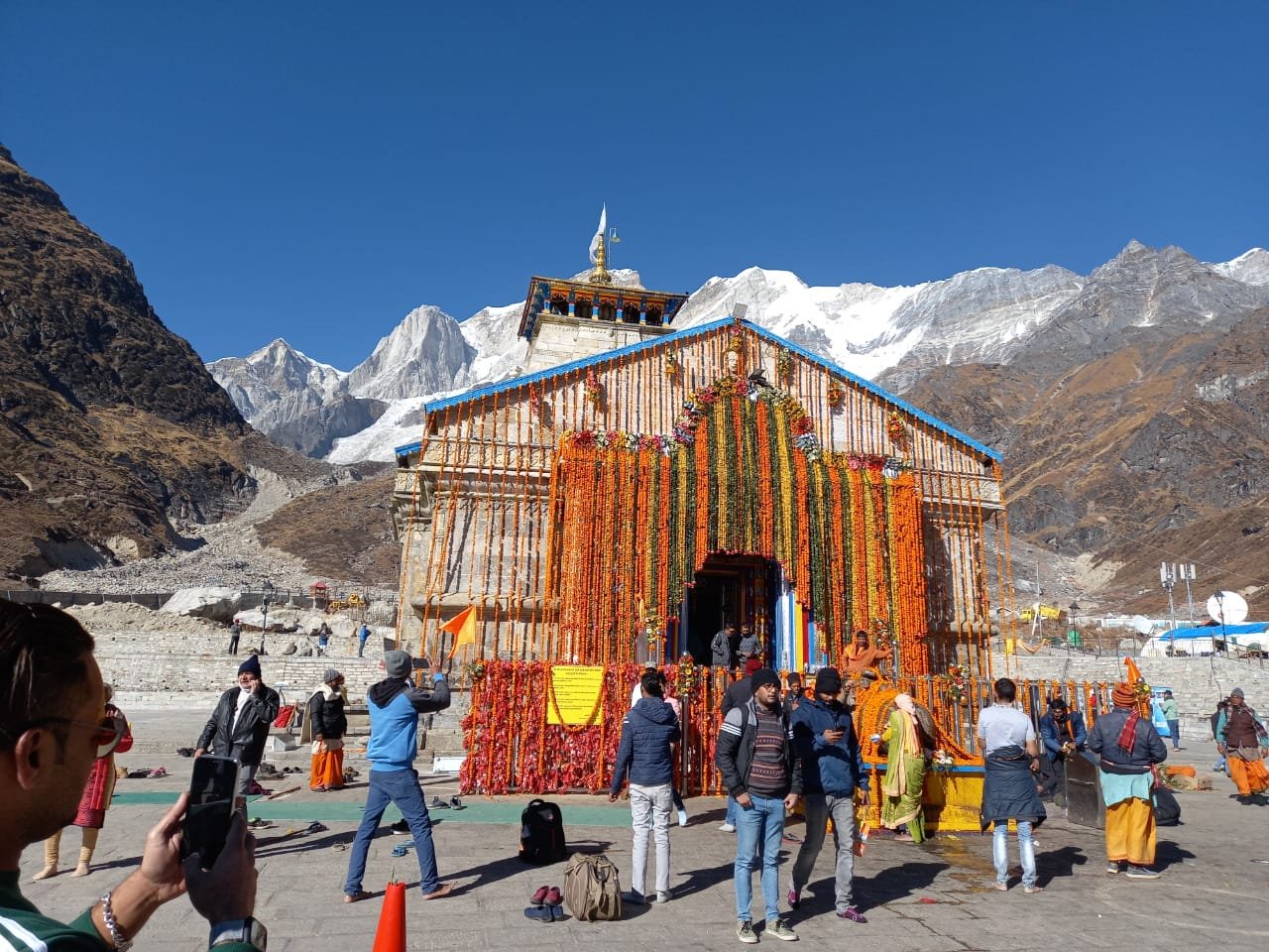 हिमालयाच्या कुशीत सोनेरी किरणांच्या आणि चंदेरी सावलीत दिमाखानं उभ्या असलेल्या या पुरातन मंदिराला फुलांची सजावट करण्यात आली आहे. हिमालयाच्या कुशीत सोनेरी किरणांच्या आणि चंदेरी सावलीत दिमाखानं उभ्या असलेल्या या पुरातन मंदिराला फुलांची सजावट करण्यात आली आहे.