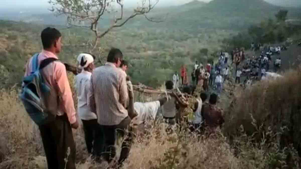 या प्रकरणात मृत महिलेच्या पतीचे विवाहबाह्य संबंध असल्याची शक्यता व्यक्त केली जात आहे. यामध्ये पतीच्या प्रेयसीदेखील असल्याचा दावा कुटुंबीयांनी केला आहे. मृत महिलेच्या कुटुंबीयांनी या प्रकरणात मृत महिलेच्या पतीविरोधात लवकुश विहार, सुखलियामध्ये मंडलेश्वर पोलीस ठाण्यात गुन्हा दाखल केला आहे. या प्रकरणात मृत महिलेच्या पतीचे विवाहबाह्य संबंध असल्याची शक्यता व्यक्त केली जात आहे. यामध्ये पतीच्या प्रेयसीदेखील असल्याचा दावा कुटुंबीयांनी केला आहे. मृत महिलेच्या कुटुंबीयांनी या प्रकरणात मृत महिलेच्या पतीविरोधात लवकुश विहार, सुखलियामध्ये मंडलेश्वर पोलीस ठाण्यात गुन्हा दाखल केला आहे.