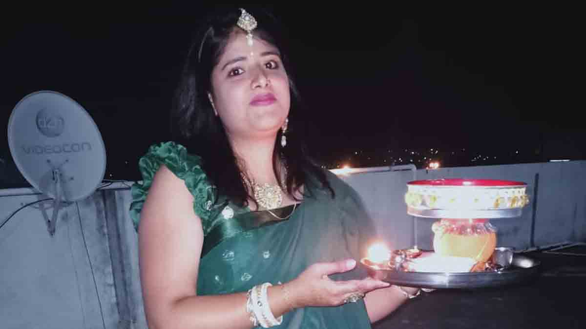 या प्रकरणात आता नवीन माहिती समोर आली आहे. मृत महिलेच्या कुटुंबीयांनी यामागे तिच्या पतीचा हात असल्याचा आरोप केला आहे. त्यांनी याबाबत पोलीस ठाण्यात तक्रार दाखल केली आहे. कुटुंबीयांनी असा दावा केला आहे की, पतीनेच त्यांच्या मुलीला धक्का देऊन दरीत ढकलले. या प्रकरणात आता नवीन माहिती समोर आली आहे. मृत महिलेच्या कुटुंबीयांनी यामागे तिच्या पतीचा हात असल्याचा आरोप केला आहे. त्यांनी याबाबत पोलीस ठाण्यात तक्रार दाखल केली आहे. कुटुंबीयांनी असा दावा केला आहे की, पतीनेच त्यांच्या मुलीला धक्का देऊन दरीत ढकलले.