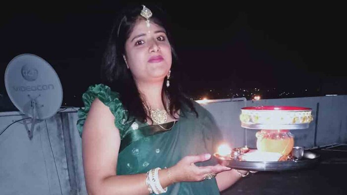 येथील जाम गेट हा भाग फिरल्यानंतर थोडं खाली उतरुन घाट सेक्शनमध्ये सेल्फी घेण्यासाठी थांबले. तेव्हा हा अपघात घडला. मंडलेश्वर ठाण्याचे प्रभारी संतोष सिसोदिया यांनी सांगितले की, 28 वर्षीय मृत महिला नीतू ही इंदूर येथील राहणारी आहे. ती पती विकास बाहेती आणि 5 वर्षीय मुलासोबत फिरायला आली होती. साधारण 11.30 वाजता गेटहून थोडं खाली घाट सेक्शनमध्ये सेल्फी घेण्यासाठी हे तिघे थांबले. 