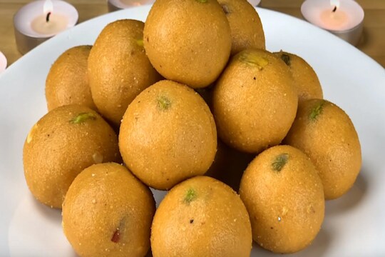 Diwali Recipes : जिभेवर ठेवताच विरघळणारे स्वादिष्ट लाडू; 5 सोप्या पाककृतींचे VIDEO