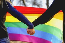 लग्न करण्यासाठी दोन मुलींनी घरातून काढला पळ; एकीची मात्र तुरुंगात झाली रवानगी