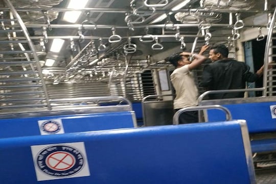 धावत्या लोकलमध्ये तरुणीवर विनयभंग करून खाली फेकण्याचा प्रयत्न, दोघांना अटक