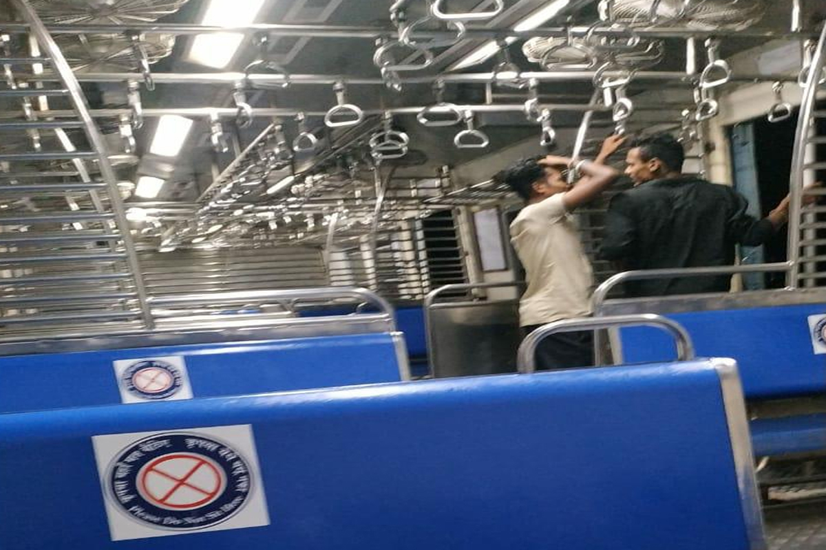 धावत्या लोकलमध्ये तरुणीवर विनयभंग करून खाली फेकण्याचा प्रयत्न, दोघांना अटक