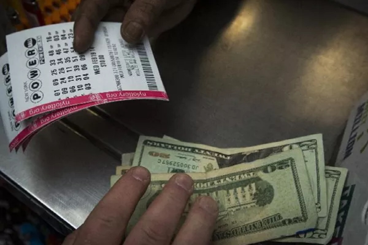 नशीब काढलं राव! राहण्यासाठी छप्पर नसलेल्या सेल्समनला लागली 7 कोटींची लॉटरी