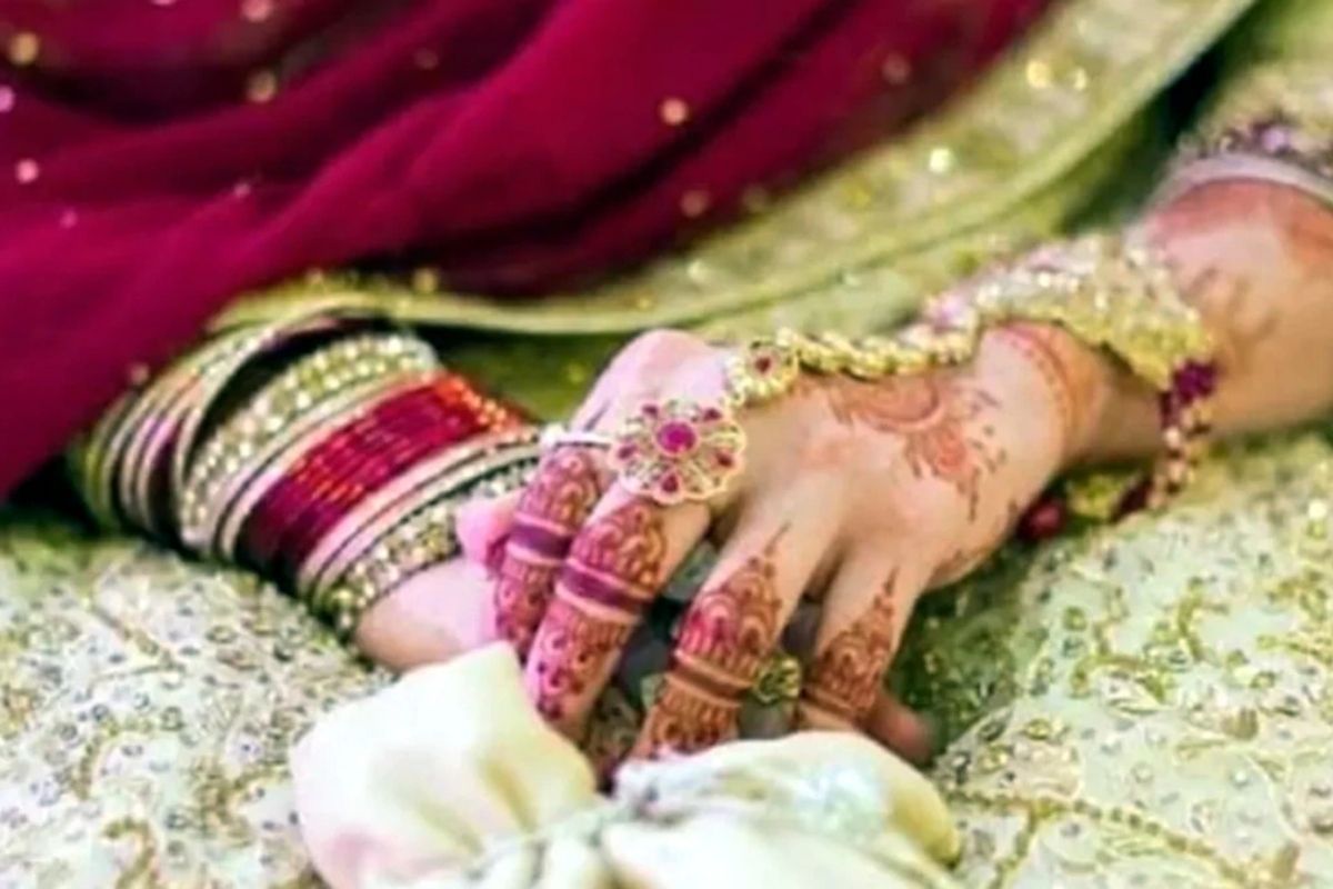 लग्नानंतर मोहित आणि रेश्मा (नाव बदलले आहे) यांना एक मुलगी झाली. मोहितच्या म्हणण्यानुसार, एक दिवस त्याची पत्नी अचानक गोंडा येथे तिच्या माहेरी गेली. जेव्हा मोहित आपल्या आईला घेऊन गोंडा येथे गेला, तेव्हा पत्नीच्या कुटुंबातील सदस्यांनी त्याला धमकावले आणि त्याचे धर्मांतर केले. मोहित हे नाव बदलून अबूजर अन्सारी असे केले. इतकचं नाही तर त्यांनी मोहितकडून 80 हजार रुपयेही घेतले. लग्नानंतर मोहित आणि रेश्मा (नाव बदलले आहे) यांना एक मुलगी झाली. मोहितच्या म्हणण्यानुसार, एक दिवस त्याची पत्नी अचानक गोंडा येथे तिच्या माहेरी गेली. जेव्हा मोहित आपल्या आईला घेऊन गोंडा येथे गेला, तेव्हा पत्नीच्या कुटुंबातील सदस्यांनी त्याला धमकावले आणि त्याचे धर्मांतर केले. मोहित हे नाव बदलून अबूजर अन्सारी असे केले. इतकचं नाही तर त्यांनी मोहितकडून 80 हजार रुपयेही घेतले.