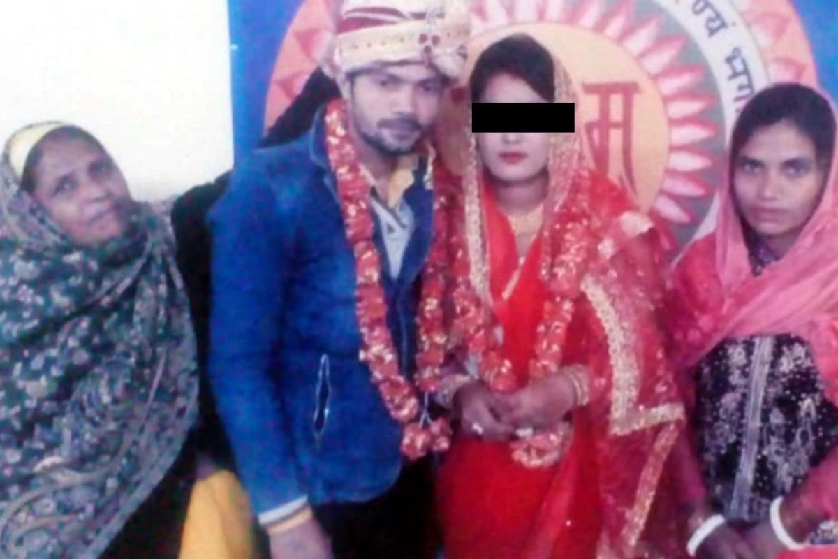 मोहित आता दिल्लीला परत आला आहे आणि लग्नाच्या 2 वर्षानंतर त्याने दिल्ली पोलिसात पत्नीविरोधात तक्रार केली आहे. त्याने आरोप केला आहे की, त्याची सोनिया या नावाने फेसबुकवर त्याला भेटली आणि त्याची फसवणूक केली. जेव्हा मोहित तिच्या प्रेमात पडला त्यानंतर तिने ती मुस्लीम असल्याची माहिती दिली. सूत्रांच्या माहितीनुसार, या तपासणीत असेही समोर आले आहे की पत्नीच्या कुटुंबीयांनी 2019 साली मोहितवर हुंडा मागितल्याचा आरोप करत 498 आयपीसीअंतर्गत एफआयआर दाखल केला होता, याची चौकशी गोंडा पोलीस करत आहेत. हुंड्यांसंदर्भात एफआयआर दाखल झाल्याच्या 1 वर्षानंतर मोहितने दिल्ली पोलिसांत पत्नीवर लव्ह जिहाद आणि सक्तीने धर्मांतर केल्याचा आरोप केला आहे. मोहित आता दिल्लीला परत आला आहे आणि लग्नाच्या 2 वर्षानंतर त्याने दिल्ली पोलिसात पत्नीविरोधात तक्रार केली आहे. त्याने आरोप केला आहे की, त्याची सोनिया या नावाने फेसबुकवर त्याला भेटली आणि त्याची फसवणूक केली. जेव्हा मोहित तिच्या प्रेमात पडला त्यानंतर तिने ती मुस्लीम असल्याची माहिती दिली. सूत्रांच्या माहितीनुसार, या तपासणीत असेही समोर आले आहे की पत्नीच्या कुटुंबीयांनी 2019 साली मोहितवर हुंडा मागितल्याचा आरोप करत 498 आयपीसीअंतर्गत एफआयआर दाखल केला होता, याची चौकशी गोंडा पोलीस करत आहेत. हुंड्यांसंदर्भात एफआयआर दाखल झाल्याच्या 1 वर्षानंतर मोहितने दिल्ली पोलिसांत पत्नीवर लव्ह जिहाद आणि सक्तीने धर्मांतर केल्याचा आरोप केला आहे.