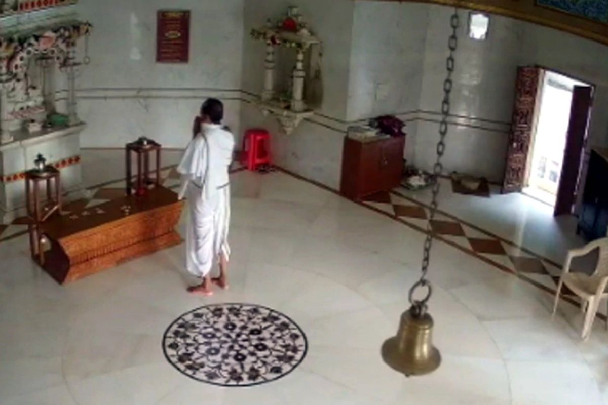 मध्य प्रदेशातील बैतूलमधून एक धक्कादायक बातमी समोर आली आहे. मृत्यू कधी येईल याबाबत कोणीच काही सांगू शकत नाही. बैतूलमध्ये एमएलए विनोद डागा हे मंदिरात पूजा करण्यासाठी गेले होते. देवाच्या मूर्तीसमोर हात जोडून उभे असताना त्यांचं निधन झालं. त्यांच्या निधनाचे सर्व दृश्य सीसीटीव्हीमध्ये कैद झाले आहे. मध्य प्रदेशातील बैतूलमधून एक धक्कादायक बातमी समोर आली आहे. मृत्यू कधी येईल याबाबत कोणीच काही सांगू शकत नाही. बैतूलमध्ये एमएलए विनोद डागा हे मंदिरात पूजा करण्यासाठी गेले होते. देवाच्या मूर्तीसमोर हात जोडून उभे असताना त्यांचं निधन झालं. त्यांच्या निधनाचे सर्व दृश्य सीसीटीव्हीमध्ये कैद झाले आहे.