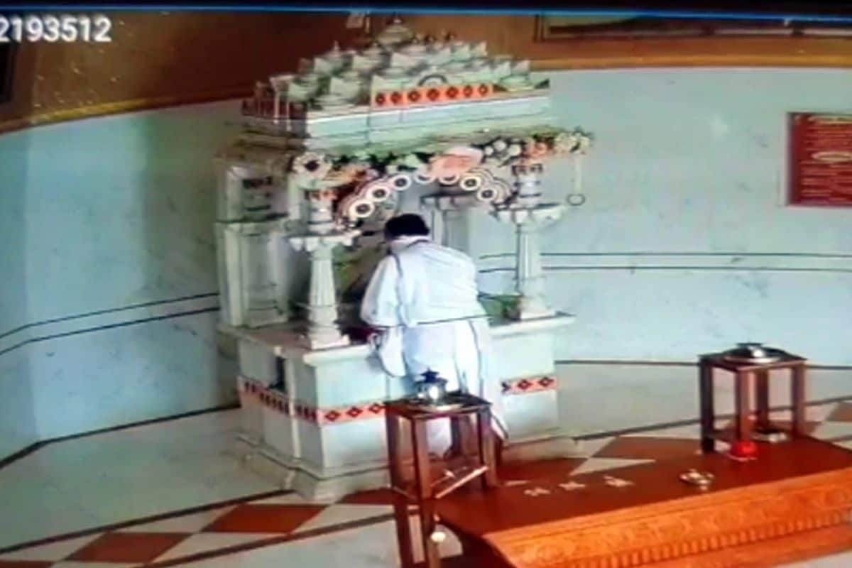 गुरुवारी धनत्रयोदशीच्या दिवशी नेहमीप्रमाणे बैतूलचे माजी आमदार आणि काँग्रेसचे माजी प्रदेश कोषाध्यक्ष विनोद डागा जैन दादावाडी स्थित मंदिरात पूजा करण्यासाठी गेले होते. पहिल्यांदा त्यांनी मंदिरात भगवान पार्श्वनाथ यांची पूजा केली. यानंतर दादा गुरुदेव मंदिरात परिक्रमा केली आणि पूजेला सुरुवात केली. पूजा संपताच त्यांनी दादा गुरुदेव यांच्या चरणावर डोकं टेकलं, त्यानंतर काही क्षणात ते खाली कोसळले. पुढील काही सेंकदातच त्यांचं निधन झालं. गुरुवारी धनत्रयोदशीच्या दिवशी नेहमीप्रमाणे बैतूलचे माजी आमदार आणि काँग्रेसचे माजी प्रदेश कोषाध्यक्ष विनोद डागा जैन दादावाडी स्थित मंदिरात पूजा करण्यासाठी गेले होते. पहिल्यांदा त्यांनी मंदिरात भगवान पार्श्वनाथ यांची पूजा केली. यानंतर दादा गुरुदेव मंदिरात परिक्रमा केली आणि पूजेला सुरुवात केली. पूजा संपताच त्यांनी दादा गुरुदेव यांच्या चरणावर डोकं टेकलं, त्यानंतर काही क्षणात ते खाली कोसळले. पुढील काही सेंकदातच त्यांचं निधन झालं.