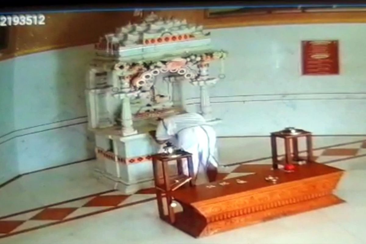 त्यावेळी दर्शन करण्यासाठी एक लहान मुलगी मंदिरात आली आणि तिने विनोद डागा जमिनीवर पडलेले पाहिले. तिने याबाबत मंदिरातील भटजींना सांगितलं. भटजींसह जवळील लोकांनी त्यांना उठवण्याचा प्रयत्न केला, मात्र त्यापूर्वीच त्यांचं निधन झालं होतं. त्यानंतर त्यांना जवळील रुग्णालयान घेऊन जाण्यात आले. मात्र डॉक्टरांनी त्यांना मृत घोषित केले. विनोद डागा बुधवारी रात्री भोपाळमधून बैतूलला आले होते. निवडणुकीच्या बैठकीत सामील होण्यासाठी भोपाळला गेले होते. त्यावेळी दर्शन करण्यासाठी एक लहान मुलगी मंदिरात आली आणि तिने विनोद डागा जमिनीवर पडलेले पाहिले. तिने याबाबत मंदिरातील भटजींना सांगितलं. भटजींसह जवळील लोकांनी त्यांना उठवण्याचा प्रयत्न केला, मात्र त्यापूर्वीच त्यांचं निधन झालं होतं. त्यानंतर त्यांना जवळील रुग्णालयान घेऊन जाण्यात आले. मात्र डॉक्टरांनी त्यांना मृत घोषित केले. विनोद डागा बुधवारी रात्री भोपाळमधून बैतूलला आले होते. निवडणुकीच्या बैठकीत सामील होण्यासाठी भोपाळला गेले होते.