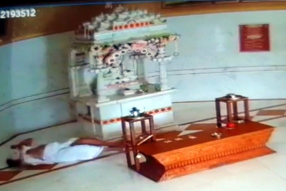 मंदिराचे पुजारी ओम प्रकाश त्रिपाठी म्हणाले की, विनोद डोगा नेहमीप्रमाणे पूजा करण्यासाठी मंदिरात आले होते. शांती पार्श्वनाथ भगवानची पूजा केल्यानंतर गुरुवेद यांची पूजा केल्यानंतर ते खाली कोसळले. एका मुलीने याबाबत माहिती दिली. ते मोठे भाग्यवान होते, यासारखी मुक्ती प्रत्येकाला मिळत नाही. आम्ही याबाबत शास्त्रांमध्ये वाचल होतं, मात्र प्रत्यक्षात कधीच पाहिलं नव्हतं. मंदिराचे पुजारी ओम प्रकाश त्रिपाठी म्हणाले की, विनोद डोगा नेहमीप्रमाणे पूजा करण्यासाठी मंदिरात आले होते. शांती पार्श्वनाथ भगवानची पूजा केल्यानंतर गुरुवेद यांची पूजा केल्यानंतर ते खाली कोसळले. एका मुलीने याबाबत माहिती दिली. ते मोठे भाग्यवान होते, यासारखी मुक्ती प्रत्येकाला मिळत नाही. आम्ही याबाबत शास्त्रांमध्ये वाचल होतं, मात्र प्रत्यक्षात कधीच पाहिलं नव्हतं.