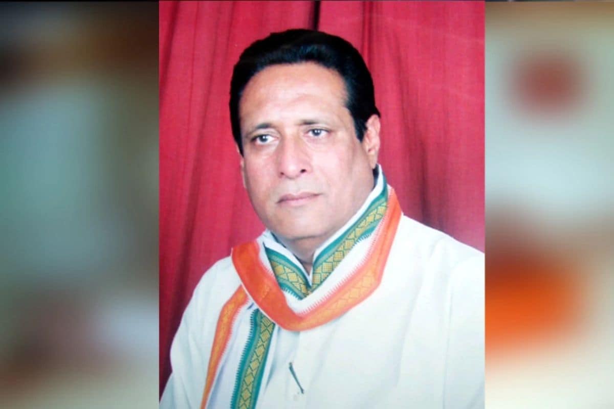 डागा कुटुंबाचे जवळील नातेवाईन उषभ गोठी म्हणाले की, नक्कीच ही अत्यंत हैराण करणारी बाब आहे. विनोद यांना मोक्ष मिळाला आहे. आम्ही गुरू महाराजांकडून ऐकलं होतं की, अशी मुक्ती काहींना मिळते. मात्र आज प्रत्यक्षात पाहिलं. अशा प्रकारे मुक्ती मिळणं कोणालाही शक्य होत नाही. त्यांनी नक्कीच गेल्या जन्मात पुण्यकर्म केलं होतं, ज्यामुळे आज त्यांना असा मृत्यू मिळाला. डागा कुटुंबाचे जवळील नातेवाईन उषभ गोठी म्हणाले की, नक्कीच ही अत्यंत हैराण करणारी बाब आहे. विनोद यांना मोक्ष मिळाला आहे. आम्ही गुरू महाराजांकडून ऐकलं होतं की, अशी मुक्ती काहींना मिळते. मात्र आज प्रत्यक्षात पाहिलं. अशा प्रकारे मुक्ती मिळणं कोणालाही शक्य होत नाही. त्यांनी नक्कीच गेल्या जन्मात पुण्यकर्म केलं होतं, ज्यामुळे आज त्यांना असा मृत्यू मिळाला.
